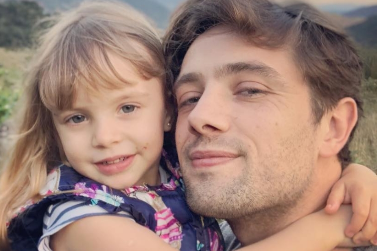 Filha de Rafael Cardoso é internada às pressas em hospital