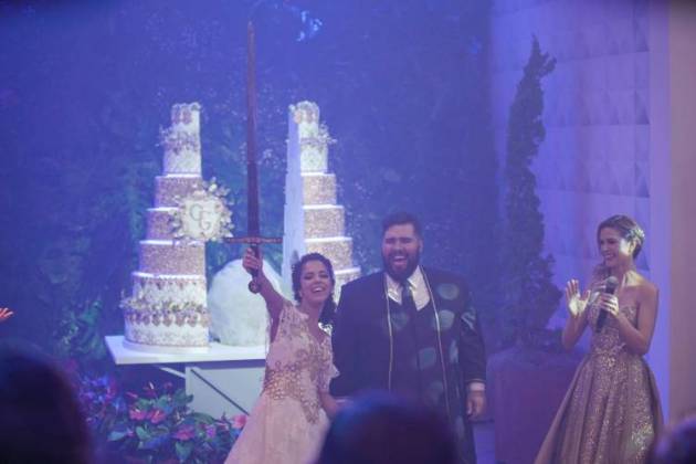 Beca apresenta o bolo com espada