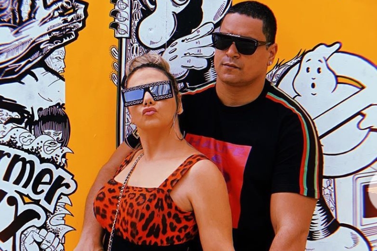Em Paris, Carla Perez posa ao lado do marido, Xanddy, e ostenta com óculos caro; veja!
