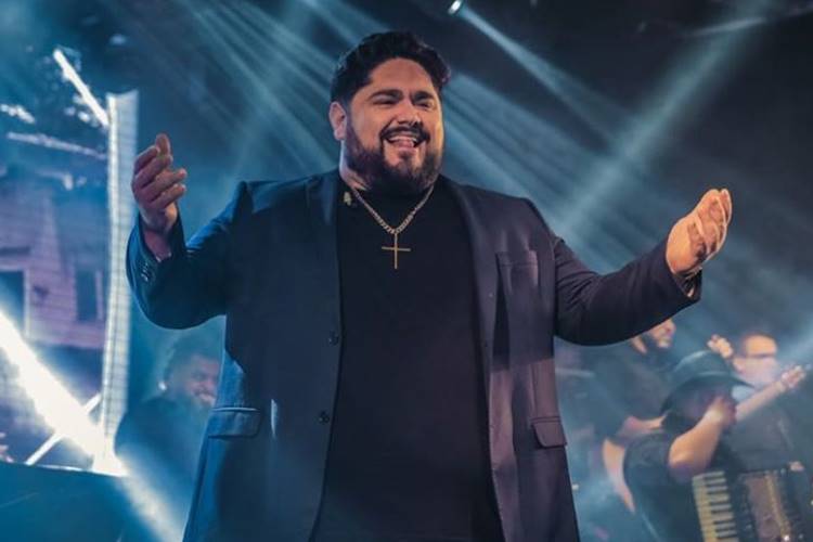 Sertanejo Cesar Menotti posa com a filha e semelhança entre eles chama atenção: “A cara do pai”