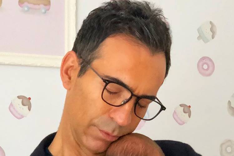 Cesar Tralli posa pela primeira vez com a filha Manuella