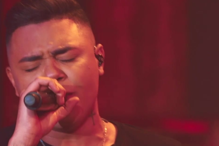 Sertanejo Felipe Araújo se emociona com homenagem ao conquistar feito inédito na carreira