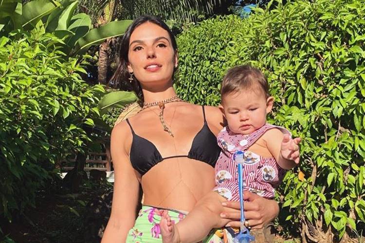 Isis Valverde posa com o filho e reflete: “Bendito quem tem asas e raízes”