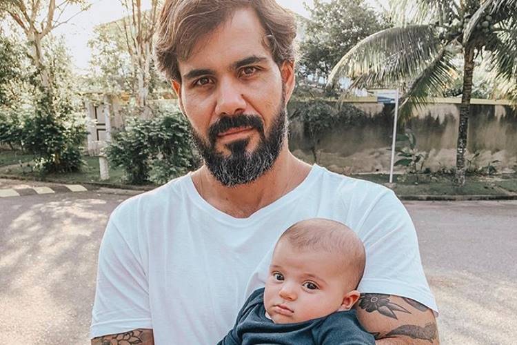 Juliano Cazarré celebra três meses do filho: “Quero dar os parabéns mesmo pra mamãe dele”
