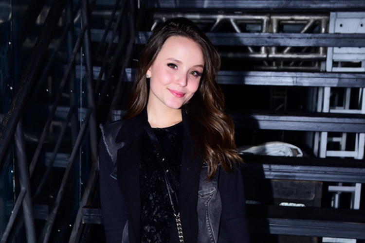 Larissa Manoela surge em clima romântico com o namorado, Leo Cidade, durante show