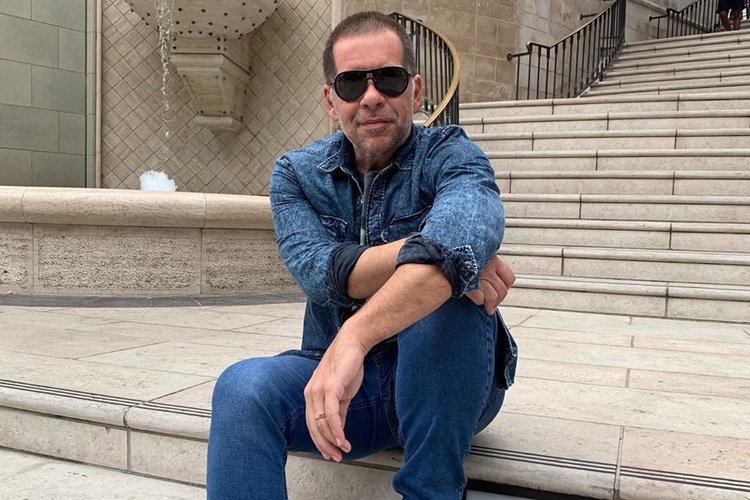 Aos prantos, Leandro Hassum conta que não tem foto com o pai e revela o motivo; Confira