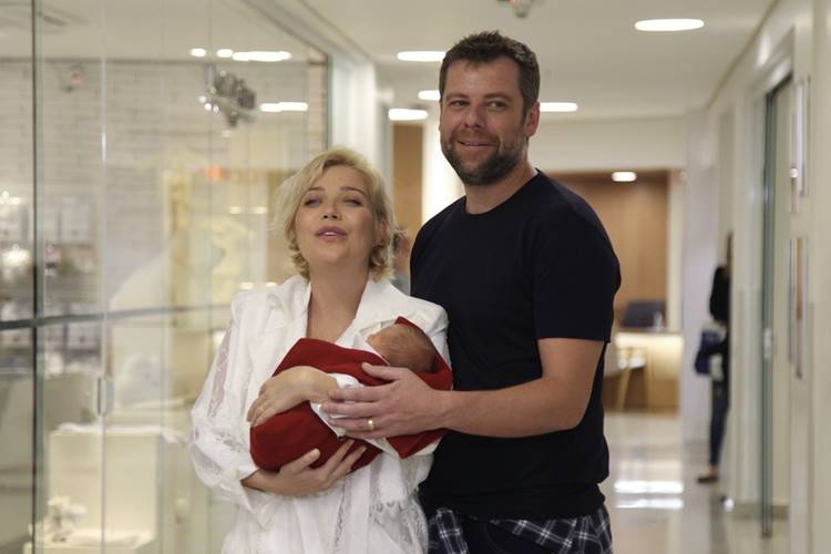 Luiza Possi deixa a maternidade com o filho Lucca
