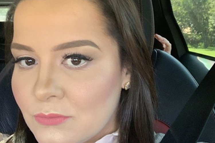 Sertaneja Maiara, do duo com Maraisa, é surpreendida com invasão de fãs dentro do banheiro
