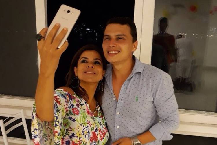 Em seu retorno ao Fofocalizando, Mara Maravilha ganha linda homenagem do noivo