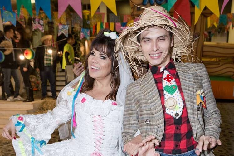 Mara Maravilha se declara ao noivo e o coloca contra a parede: “Vai ou não vai casar?”