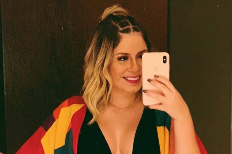 Lindíssima! Marília Mendonça posa sorridente e dispara: “Mãezona do ano”