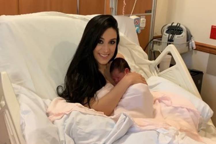 Marina Elali celebra um mês da filha Luna