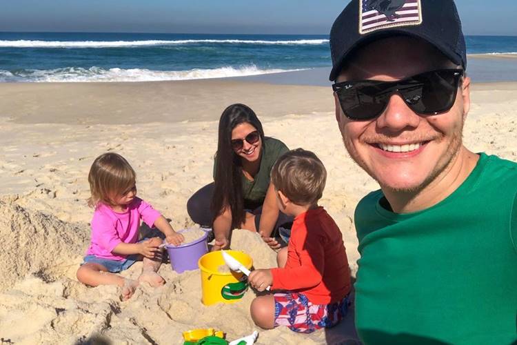 Michel Teló curte família: “Carguinha no coração”