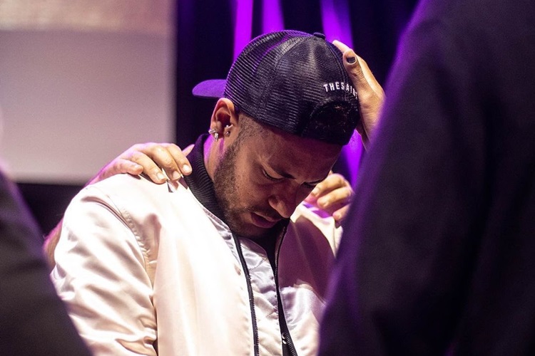 Neymar Jr. flagrado em culto com a família; Assista ao vídeo!