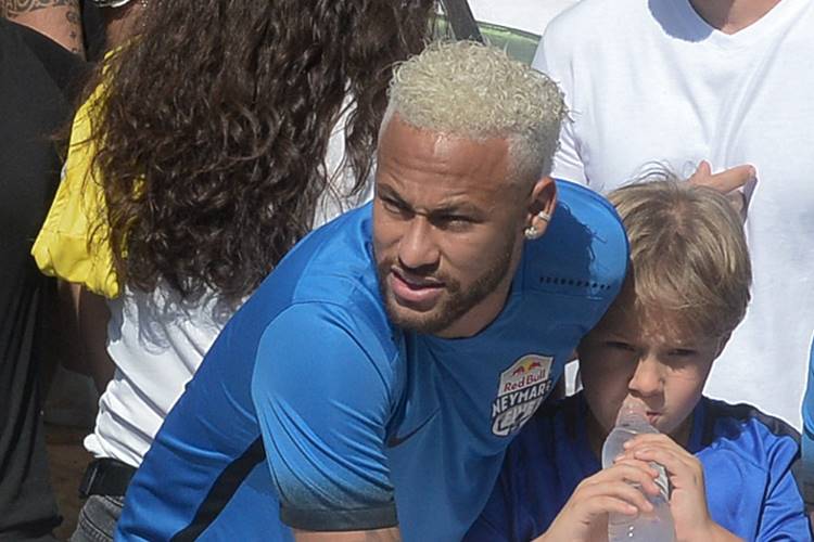 Neymar Jr. curte evento na Praia Grande ao lado do filho e exibe novo visual
