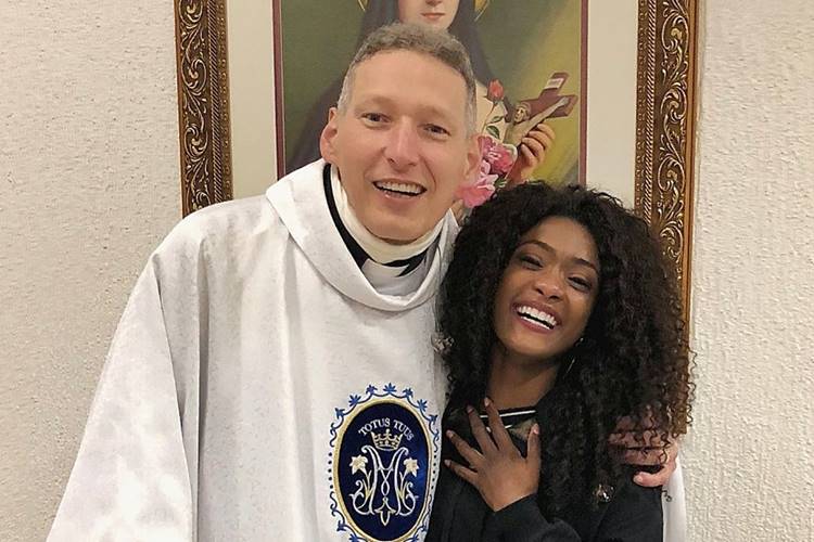 Érika Januza fala sobre a agressão sofrida por padre Marcelo Rossi: “Indignada”