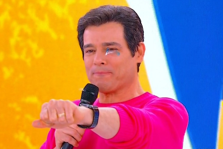 Ao vivo, Celso Portiolli abandona palco do ‘Domingo Legal’ por motivos de saúde