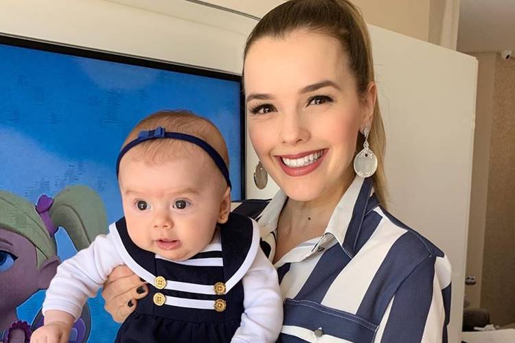 Sertaneja Thaeme publica foto do marido com a filha Liz e exalta semelhança entre eles