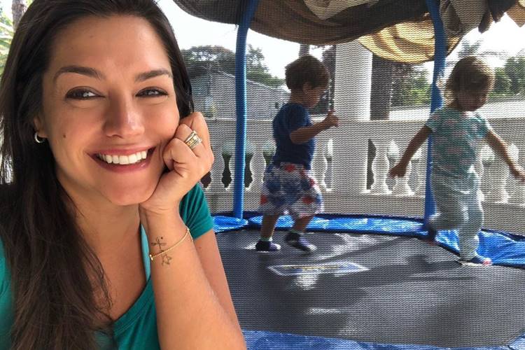 Thais Fersoza celebra sucesso do seu livro ‘Nasce uma mãe’