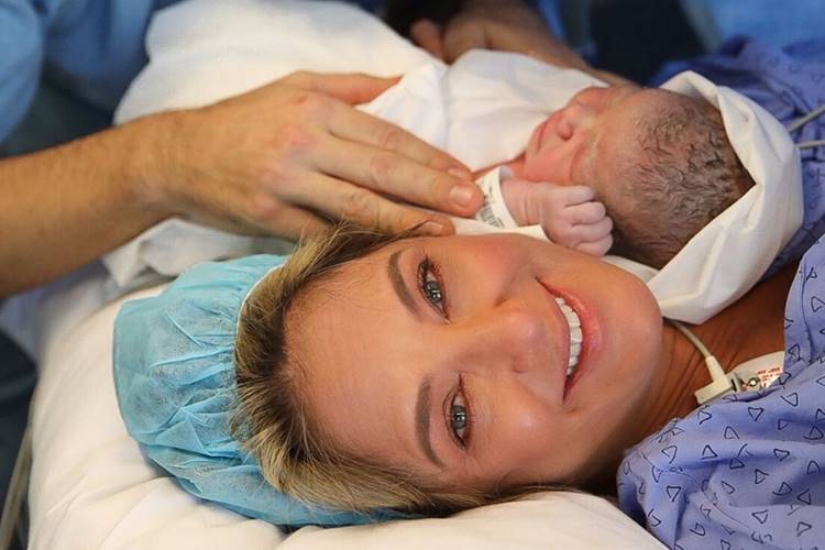 Ticiane Pinheiro encanta internautas ao posar beijando a filha recém-nascida, Manuella