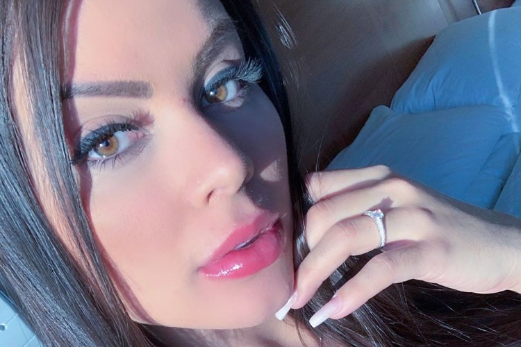 Victoria Villarim, ex do sertanejo Eduardo Costa, causa ao colocar cintura definida pra jogo