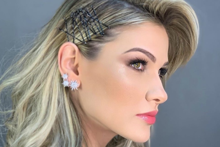Andressa Suita surge com look avaliado em bolada em dinheiro no show do marido, o sertanejo Gusttavo Lima