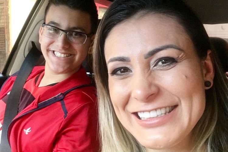 Andressa Urach comemora alta hospitalar do filho, Arthur