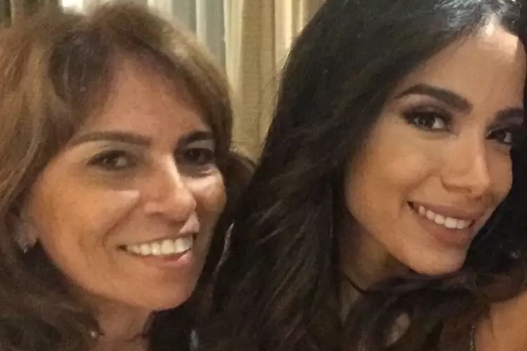 Após polêmica com o pai, Anitta faz click raro da mãe na web e se declara