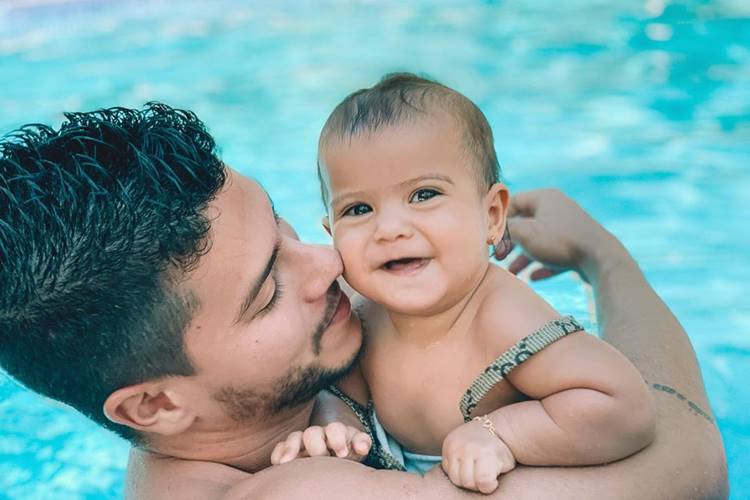 Arthur Aguiar surge em momento fofo com a filha, Sophia