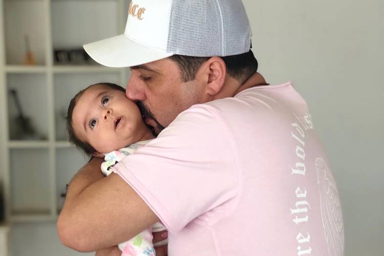 Sertanejo Edson e a mulher, Deia Cypri , celebram três meses da filha