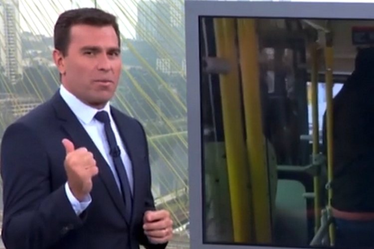 Ao vivo, Rodrigo Bocardi se atrapalha, erra durante justificativa e tenta contornar situação