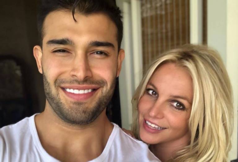 Namorado de Britney Spears compartilha foto da cantora com o pé quebrado