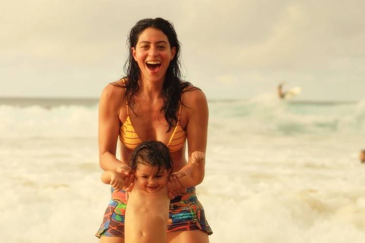 Carol Castro revela detalhes da rotina com a filha e sobre o relacionamento com ator