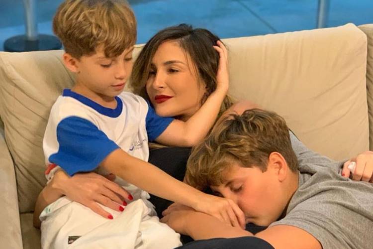 Banguelinho! Na web, Claudia Leitte mostra momento em que tira dente do filho caçula