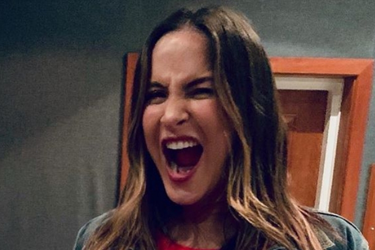 Claudia Leitte entrega tradição às vésperas da virada de ano novo