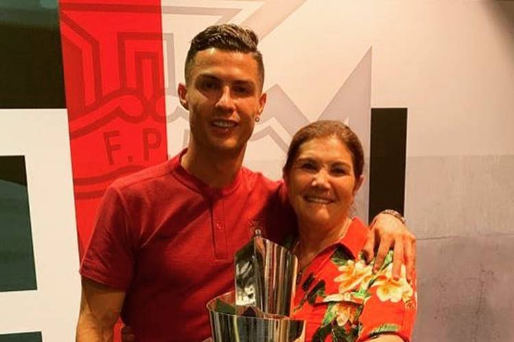 Mãe de Cristiano Ronaldo marca presença no show de famosa sertaneja