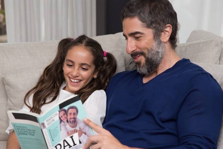 Marcos Mion comemora sucesso do seu livro ‘Pai de Menina’ e faz homenagem a filha: “Me motivou”