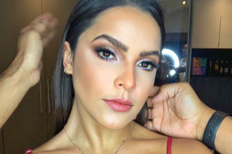 Emilly Araújo causa com vestido em seu primeiro dia de trabalho; veja