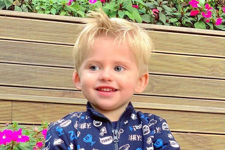 Enrico Bacchi chama atenção na web ao surgir em barco