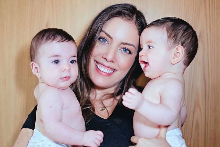 Fabiana Justus exibe novo registro das gêmeas Chiara e Sienna