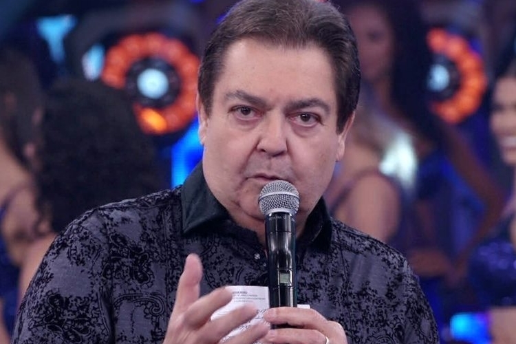 Ao vivo, Faustão faz comparação inusitada sobre assistente de palco e gera climão
