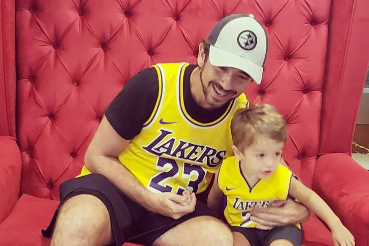 Felipe Andreoli publica foto da infância e mostra semelhança com o filho Rocco