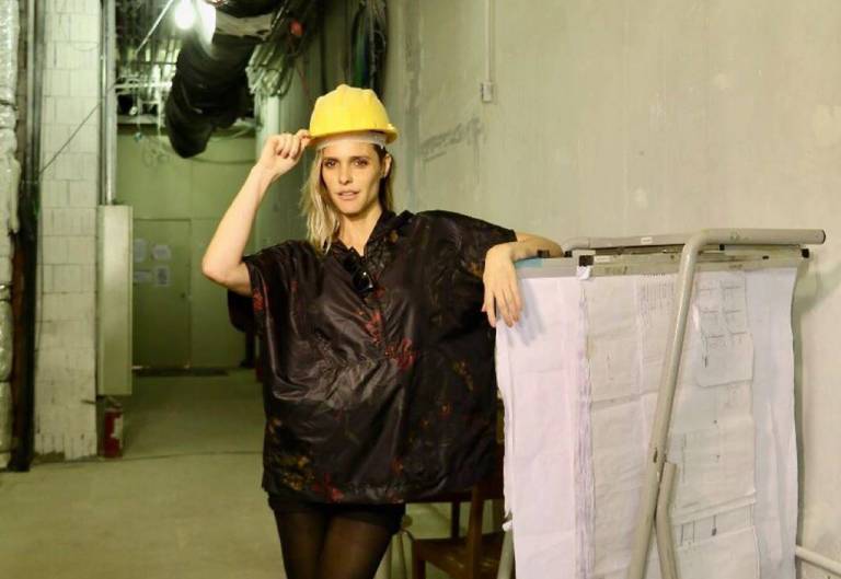 Grávida, Fernanda Lima passeia na madrugada em local inusitado