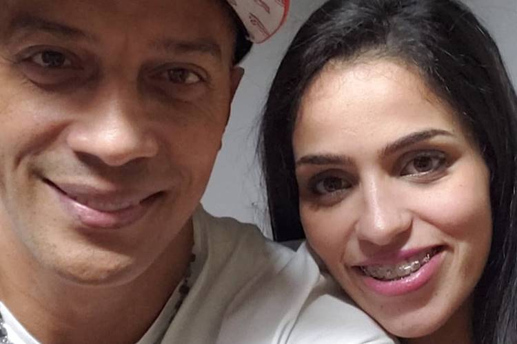 Após acidente com van, vocalista do Sampa Crew exibe hematomas ao beijar barriga da esposa grávida