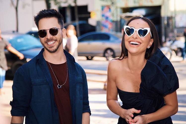 Sabrina Sato posa com Junior e brinca: “Invejosos dirão que eu só chamei pra pedir ingresso”