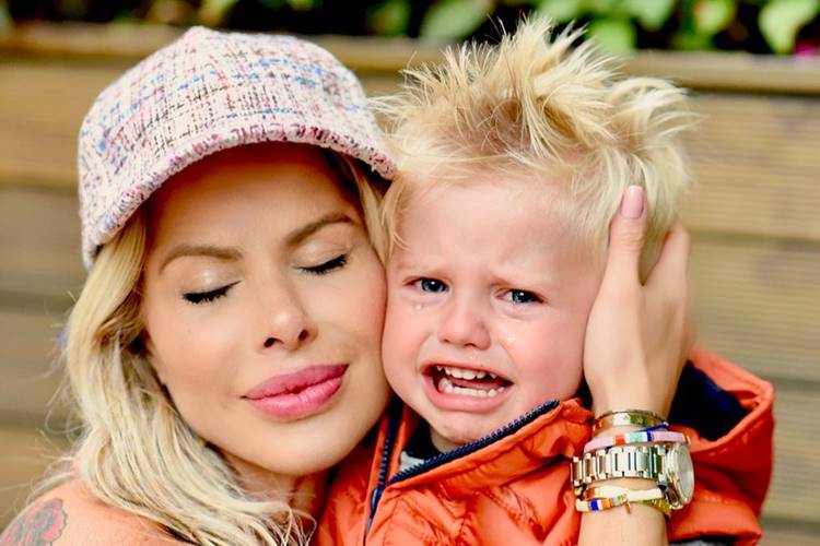 Karina Bacchi posa com o filho chorando e fala sobre a adaptação escolar