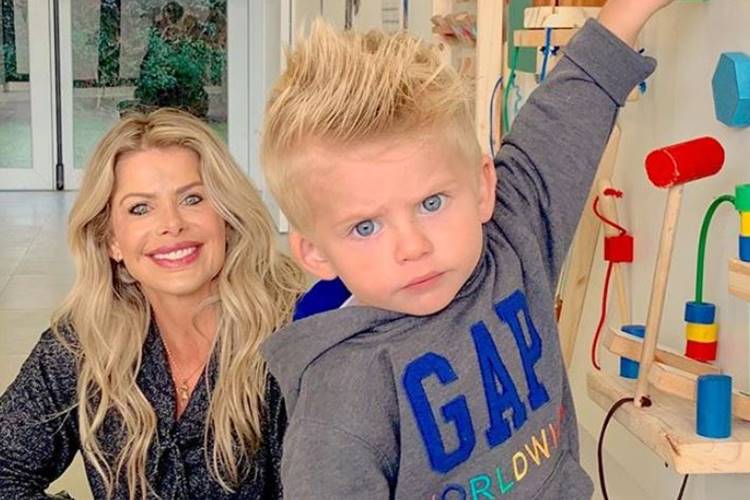 Enrico Bacchi, filho de Karina Bacchi, inicia na escola e registros encantam