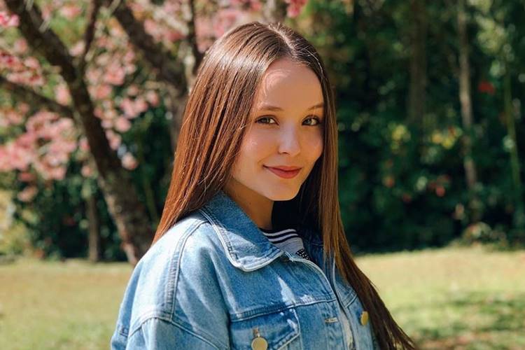 Larissa Manoela comemora fim das gravações do seu novo trabalho