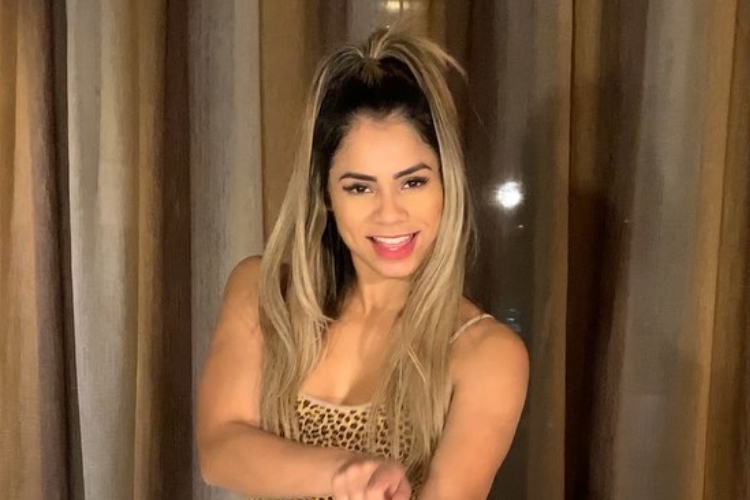Lexa leva baita susto ao se deparar com objeto inusitado em quarto de hotel; veja!