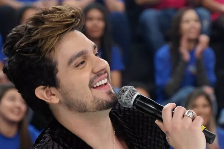 Ao vivo no ‘Domingão’, Luan Santana revela paixão antiga por famosa atriz